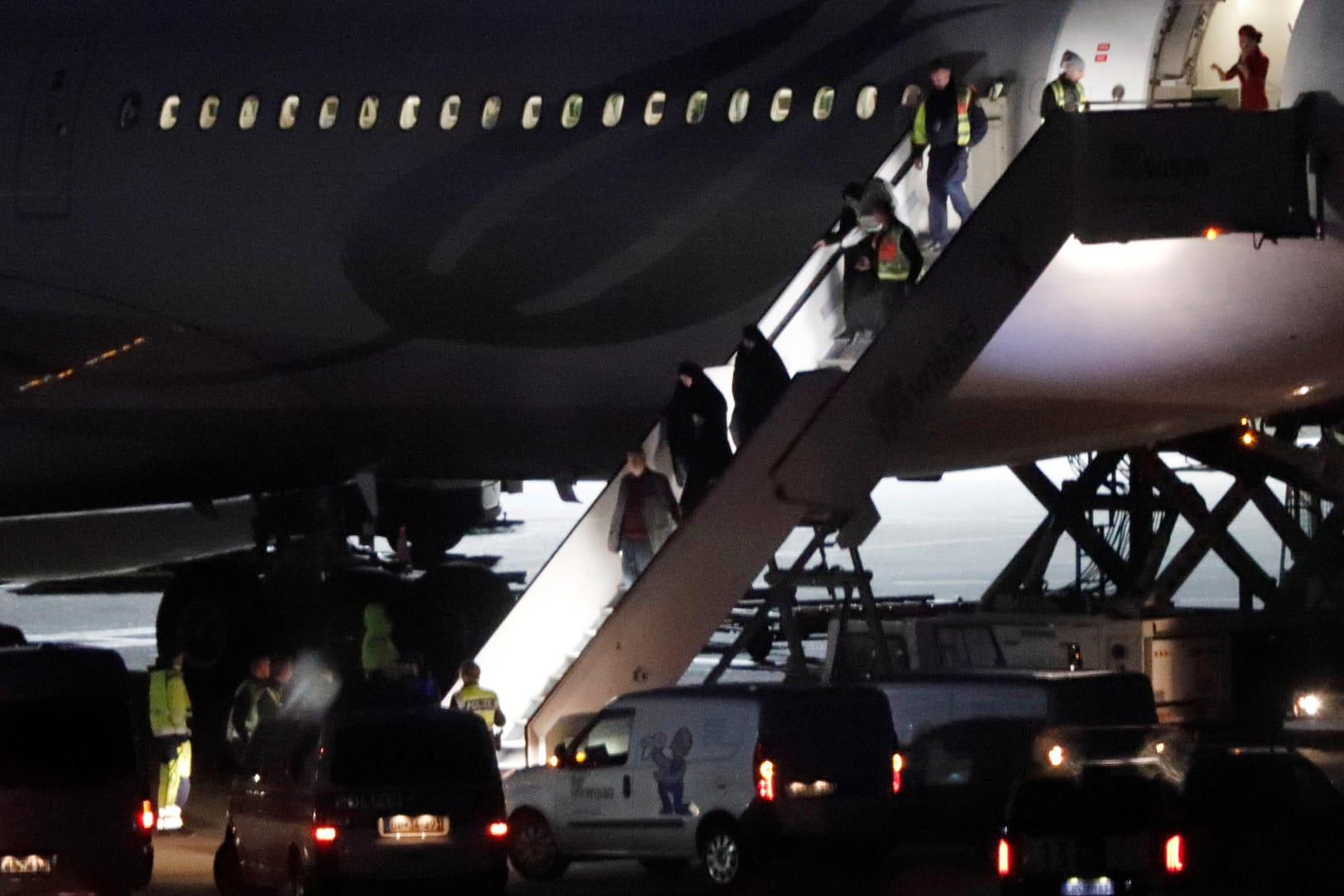 Mutmaßliche IS-Kämpfer und Angehörige werden im November in Berlin aus einem türkischen Flugzeug geführt: Die Türkei zählt oft auch Frauen und Kinder als Terroristen. (Archivbild)