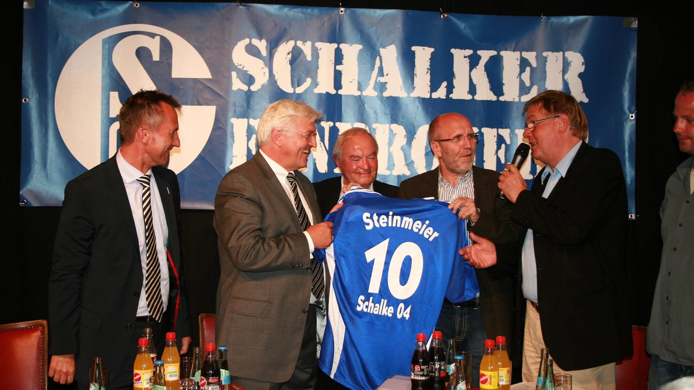 Steinmeier ist Schalke-Fan: Natürlich ist er auch im Besitz eines Trikots mit seinem Namen. (Foto von August 2009 beim Besuch eines Schalker Fanclubs)