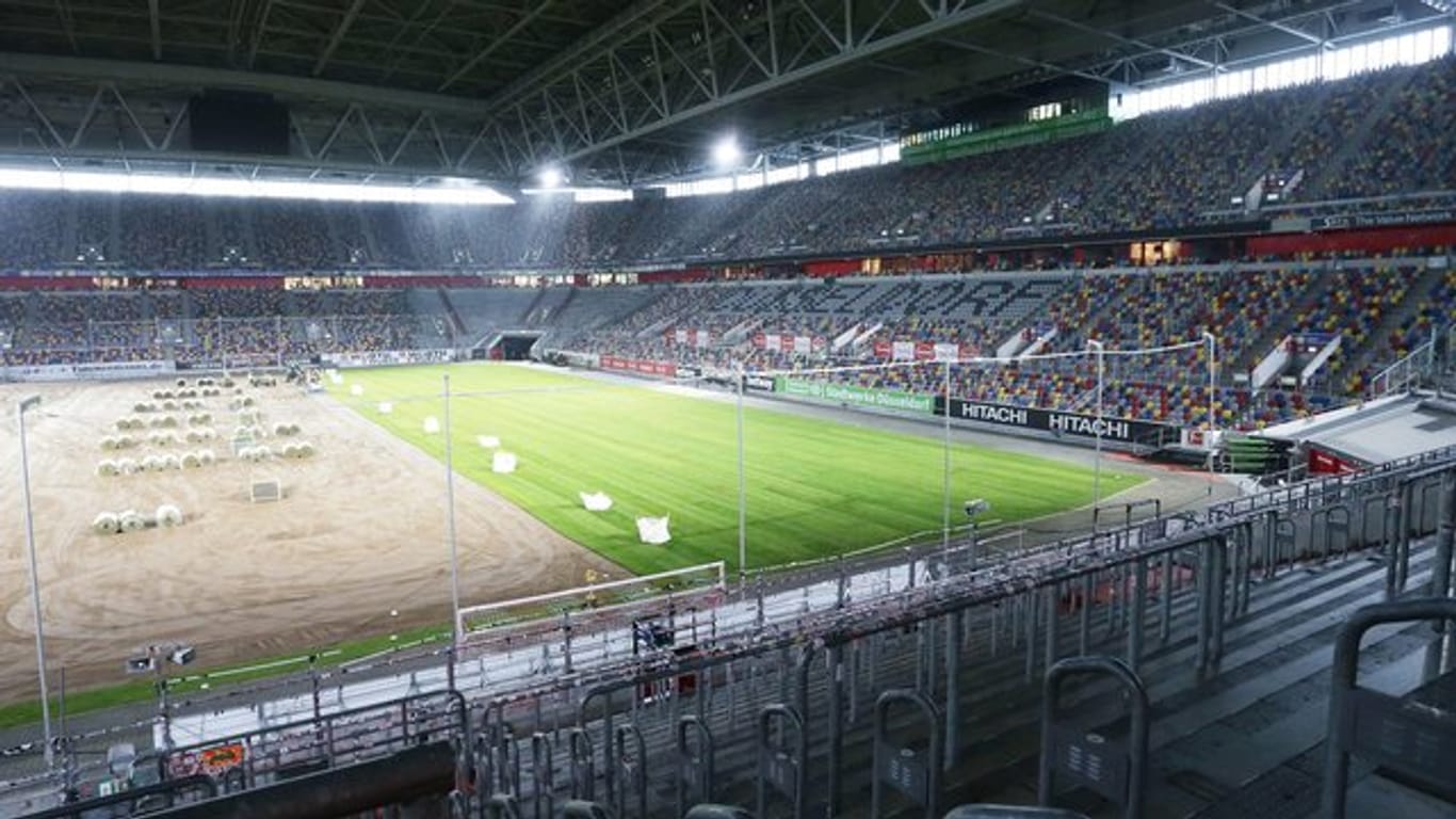 Auch beim Bundesliga-Spiel Fortuna Düsseldorf gegen den SC Paderborn bleiben die Zuschauerränge leer.