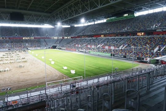 Auch beim Bundesliga-Spiel Fortuna Düsseldorf gegen den SC Paderborn bleiben die Zuschauerränge leer.