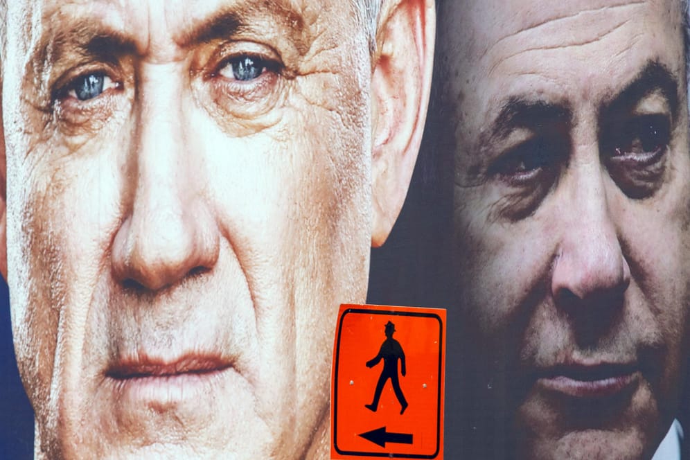 Die beiden Kontrahenten Benny Gantz (l) und Benjamin Netanjahu auf einem Wahlplakat: Einer von beiden wird bald mit der Regierungsbildung beauftragt.