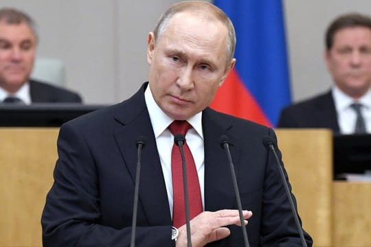 Russlands Präsident Wladimir Putin vor der Abstimmung über Verfassungsänderungen in der Staatsduma.
