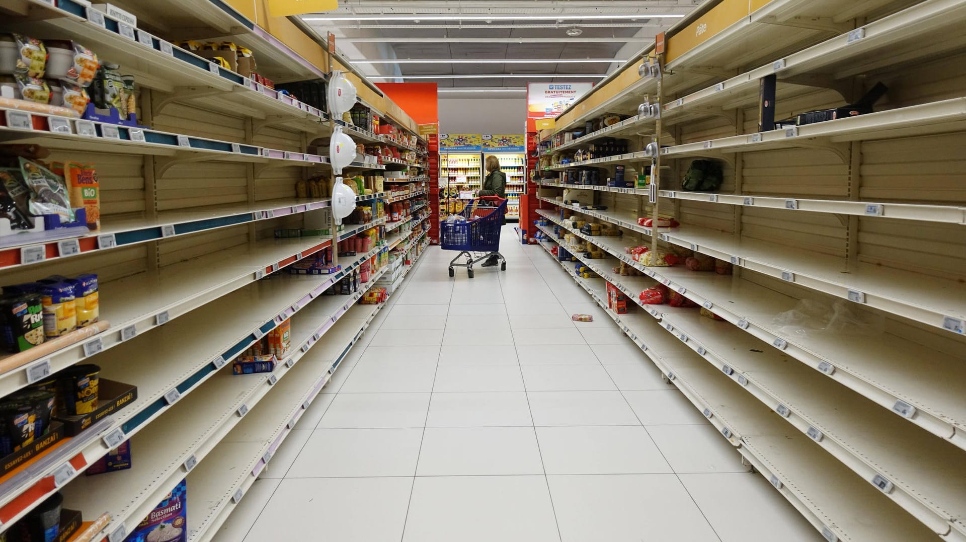 Leere Regale in einem Supermarkt in Paris.