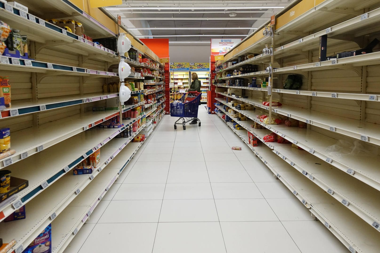 Leere Regale in einem Supermarkt in Paris.