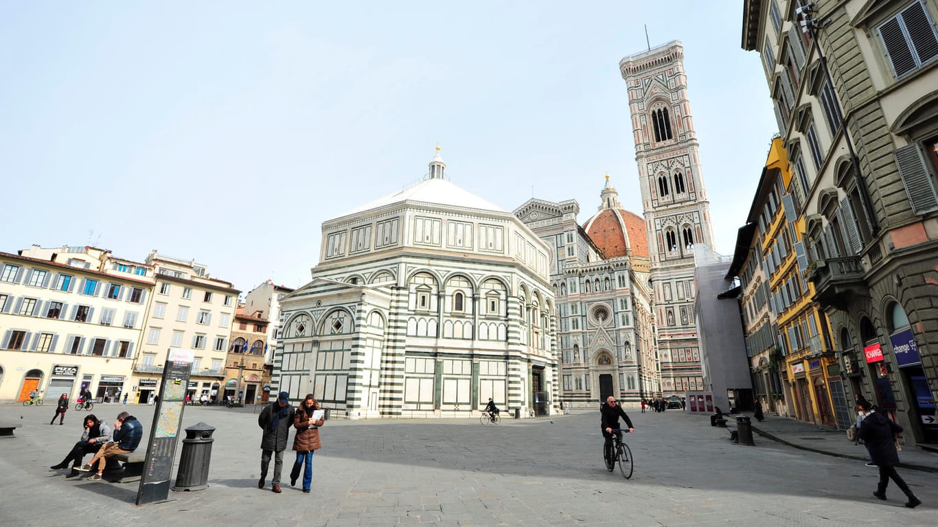 Piazza Duomo in Florenz: Nur wenige halten sich am Dienstag auf dem weltberühmten Platz auf.