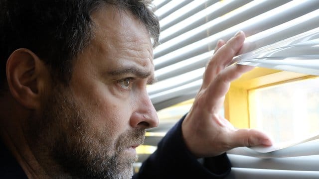 Hans Wallentin (Jürgen Maurer) verschafft sich einen Überblick über die Lage vor dem Lokal. Hans Wallentin (Jürgen Maurer) verschafft sich einen Überblick über die Lage vor dem Lokal.