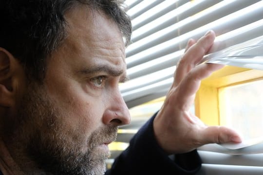 Hans Wallentin (Jürgen Maurer) verschafft sich einen Überblick über die Lage vor dem Lokal.