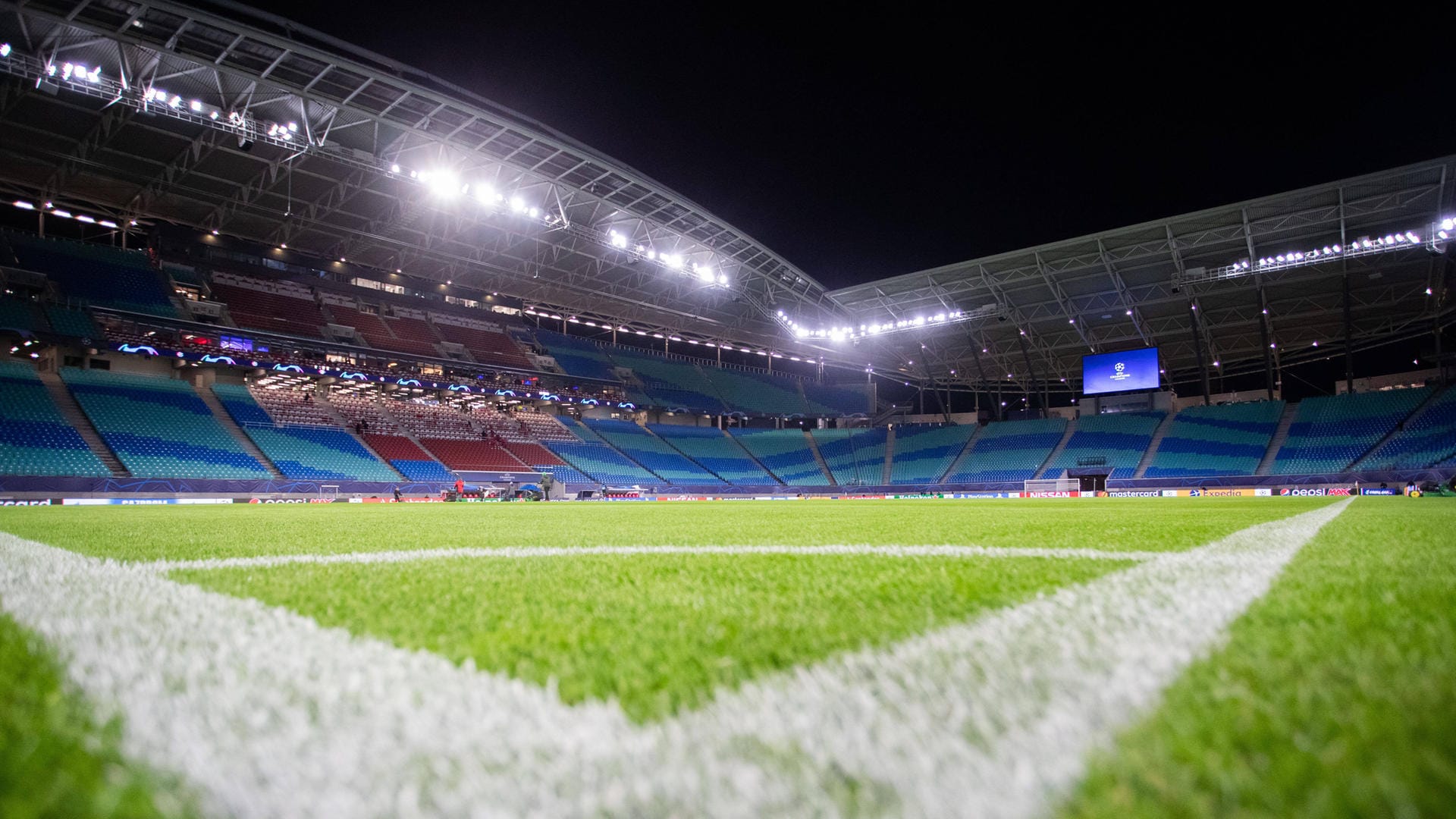 Die leere Red Bull Arena: Womöglich sieht das Stadion auch bei Spielen in Zukunft so aus. Die leere Red Bull Arena: Womöglich sieht das Stadion auch bei Spielen in Zukunft so aus.