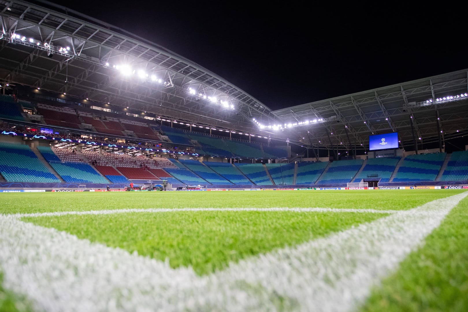 Die leere Red Bull Arena: Womöglich sieht das Stadion auch bei Spielen in Zukunft so aus.