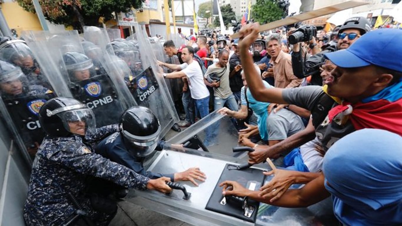 Oppositionsführer Juan Guaidó hat zu den Protesten und zur Forderung freier Präsidentschaftswahlen aufgerufen.