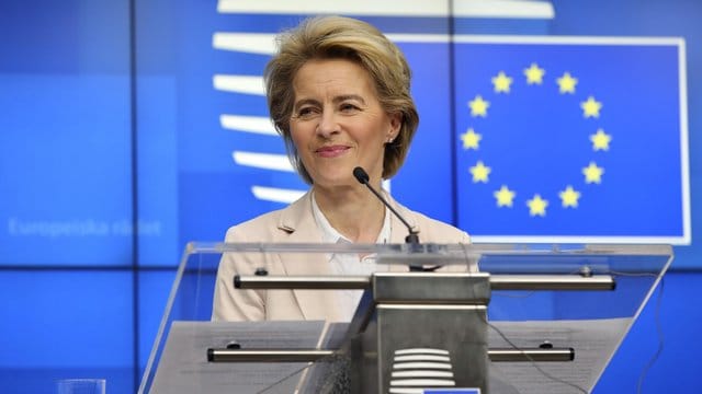 "Wir werden alle uns zur Verfügung stehenden Mittel nutzen, damit die europäische Wirtschaft diesem Sturm widersteht", verspricht Ursula von der Leyen. "Wir werden alle uns zur Verfügung stehenden Mittel nutzen, damit die europäische Wirtschaft diesem Sturm widersteht", verspricht Ursula von der Leyen.