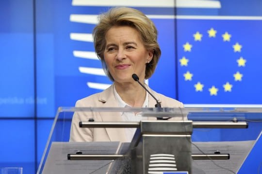 "Wir werden alle uns zur Verfügung stehenden Mittel nutzen, damit die europäische Wirtschaft diesem Sturm widersteht", verspricht Ursula von der Leyen.