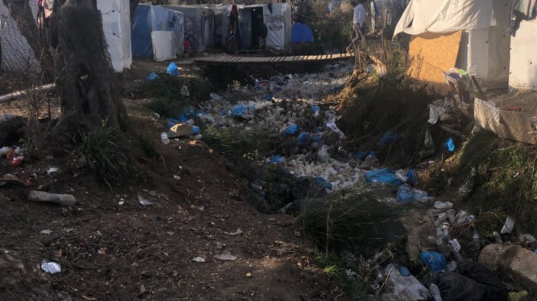 Blick vom Eingang in den "Dschungel" von Moria: Der Kanal im Elendslager auf Lesbos führt kein Wasser, sondern Müll.