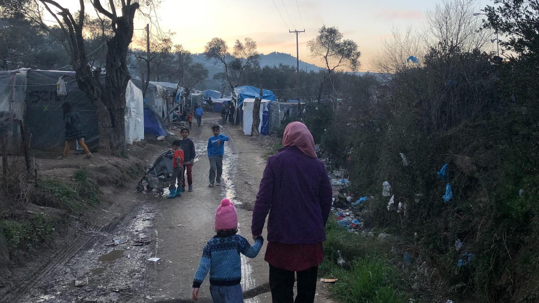 Blick vom Eingang des "Dschungels" auf die Hauptstraße: In Moria leben rund 22.000 Menschen unter katastrophalen Bedingungen. Immer wieder kommt es zu gewalttätigen Auseinandersetzungen.