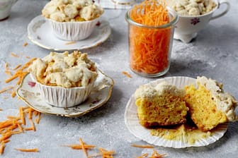 Geriebene Karotten machen den Muffins-Teig nicht nur natürlich bunt, sondern auch saftig.