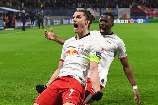 Leipzigs Marcel Sabitzer (l) jubelt mit Nordi Mukiele nach seinem Treffer zum 1:0.