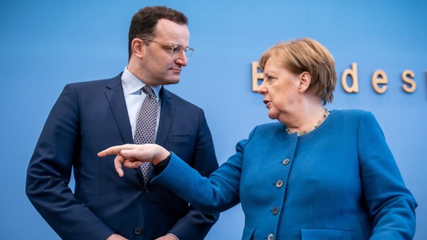 Kanzlerin Merkel und Gesundheitsminister Spahn in der Bundespressekonferenz in Berlin.