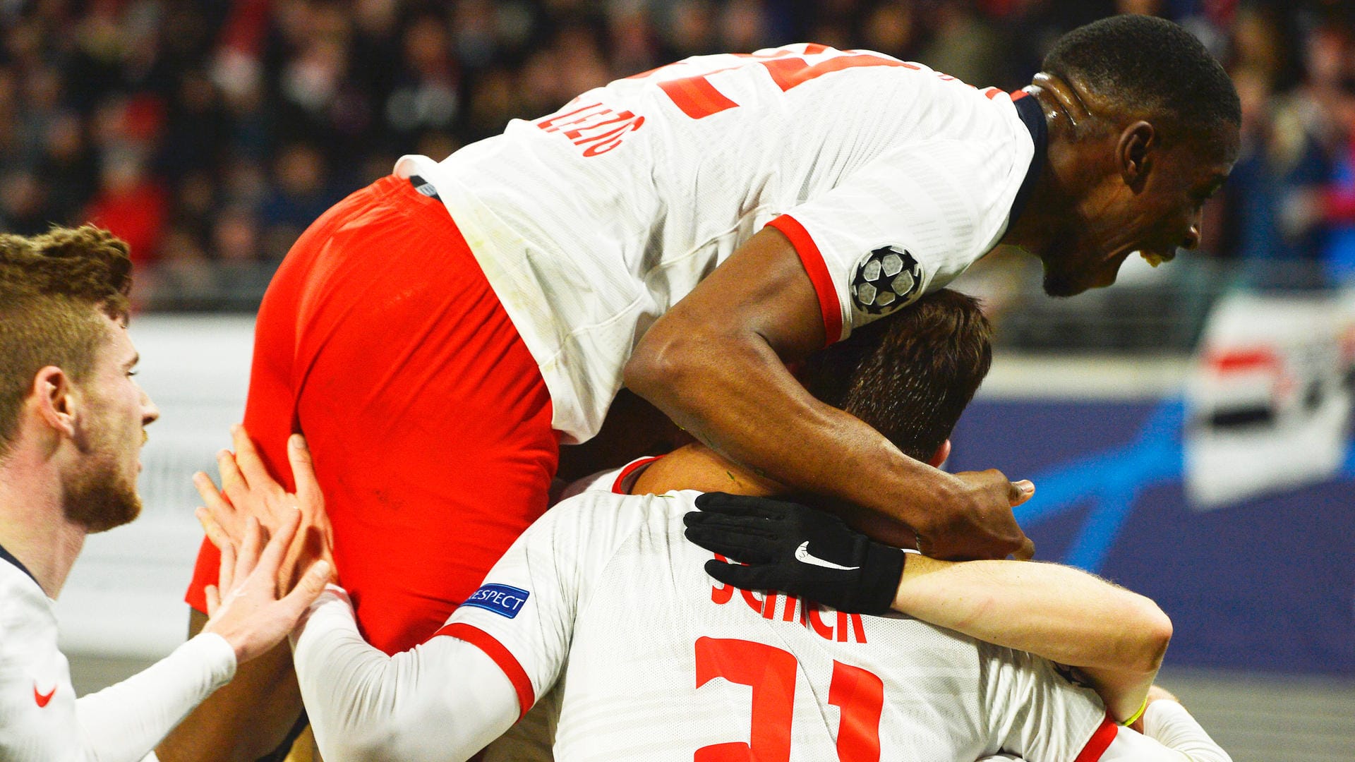 Champions League: RB Leipzig feiert den Sieg über Tottenham Hotspur und zieht ins Viertelfinale ein. Champions League: RB Leipzig feiert den Sieg über Tottenham Hotspur und zieht ins Viertelfinale ein.