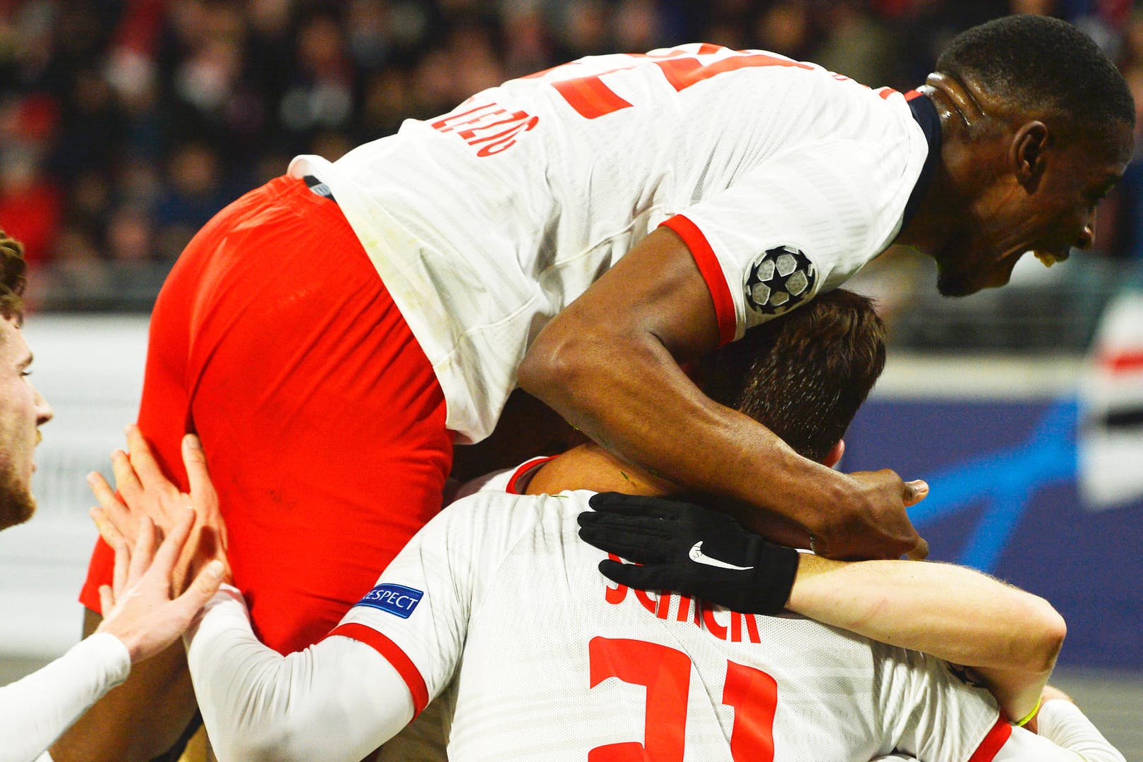 Champions League: RB Leipzig feiert den Sieg über Tottenham Hotspur und zieht ins Viertelfinale ein.