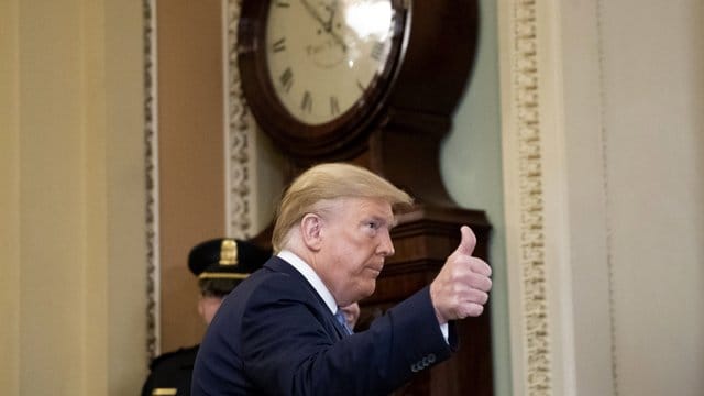 Donald Trump, Präsident der USA, kommt zu einem gemeinsamen Mittagessen mit US-Abgeordneten im Kapitol an. Donald Trump, Präsident der USA, kommt zu einem gemeinsamen Mittagessen mit US-Abgeordneten im Kapitol an.