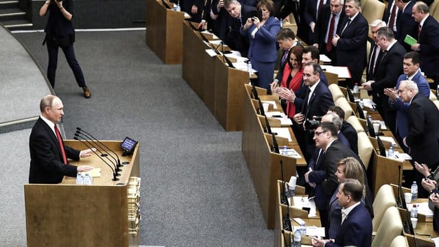 Russlands Präsident Wladimir Putin spricht während einer Sitzung vor der Abstimmung über die Verfassungsänderungen in der Staatsduma, dem Unterhaus des russischen Parlaments. Russlands Präsident Wladimir Putin spricht während einer Sitzung vor der Abstimmung über die Verfassungsänderungen in der Staatsduma, dem Unterhaus des russischen Parlaments.