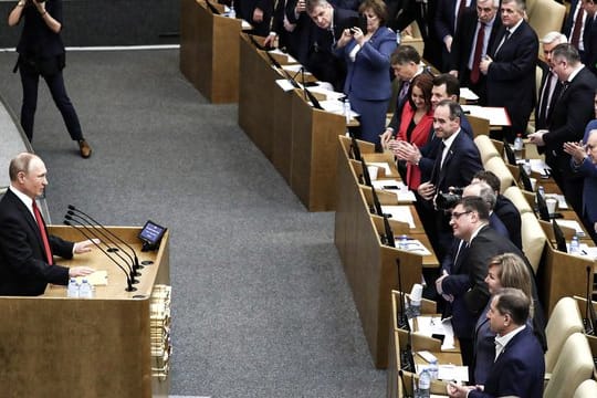 Russlands Präsident Wladimir Putin spricht während einer Sitzung vor der Abstimmung über die Verfassungsänderungen in der Staatsduma, dem Unterhaus des russischen Parlaments.