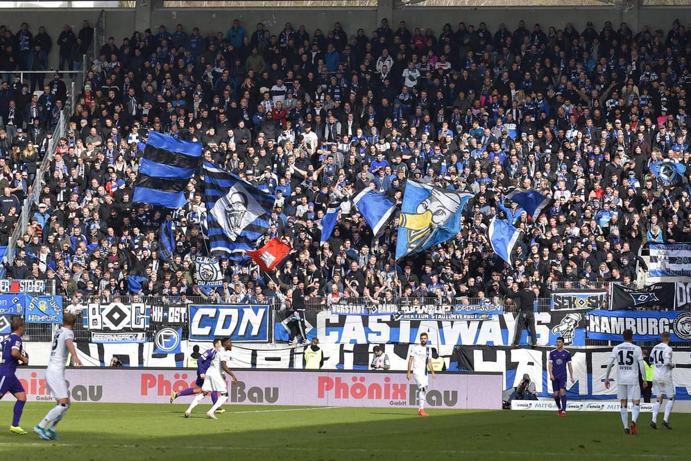 Fans des Hamburger SV: Beim Spiel gegen Greuther Fürth am Freitag dürfen sie nicht mit ins Stadion.