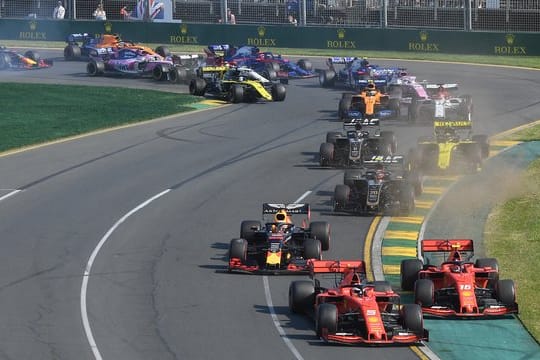 Im Formel-1-Fahrerlager von Melbourne sind die ersten Verdachtsfälle auf das Coronavirus aufgetreten.