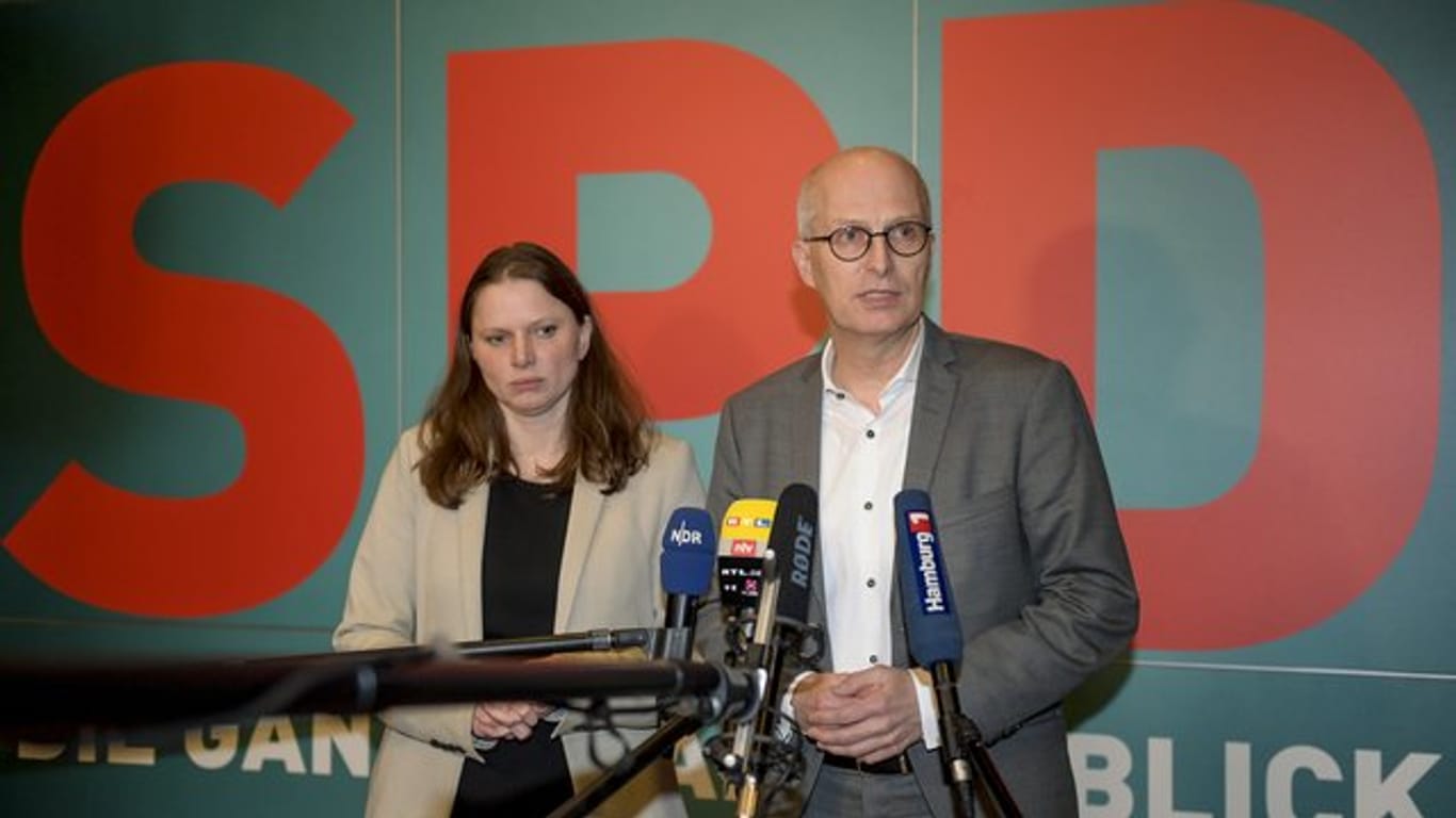 Melanie Leonhard (SPD), Landesvorsitzende ihrer Partei und Peter Tschentscher (SPD), Hamburgs Erster Bürgermeister, beantworten nach einem Treffen des Hamburgers SPD-Vorstands Fragen von Journalisten.