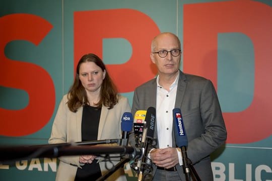 Melanie Leonhard (SPD), Landesvorsitzende ihrer Partei und Peter Tschentscher (SPD), Hamburgs Erster Bürgermeister, beantworten nach einem Treffen des Hamburgers SPD-Vorstands Fragen von Journalisten.