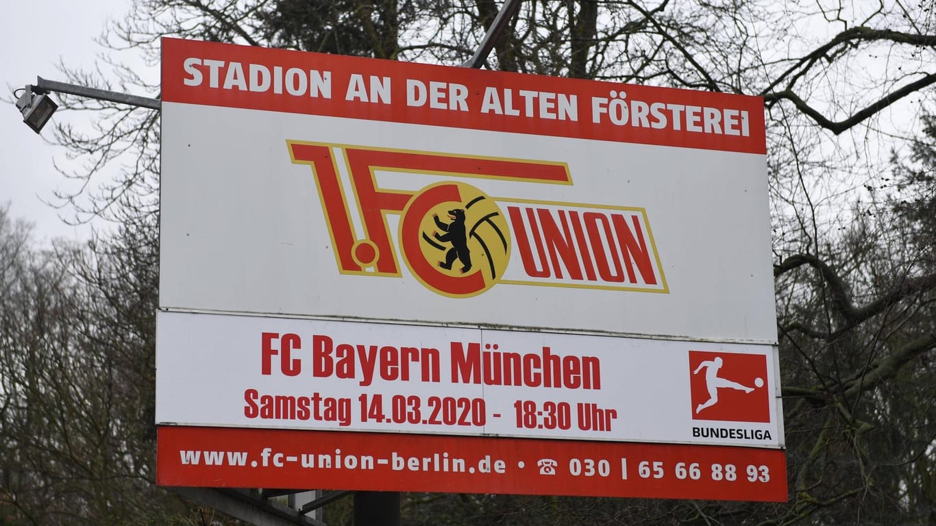 Auf der Hinweistafel am Stadion An der Alten Försterei wird auf die Partie gegen Bayern München hingewiesen: Das Heimspiel der Unioner wird aber offenbar doch ohne Zuschauer stattfinden.