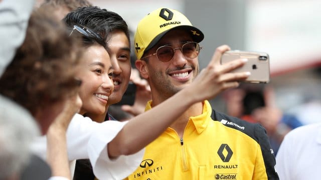 Der Australier Rennfahrer Daniel Ricciardo lässt sich von Fans fotografieren.