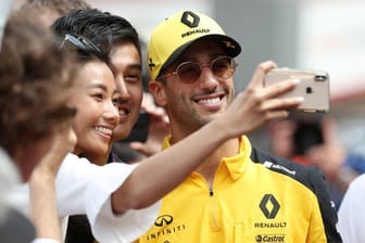 Der Australier Rennfahrer Daniel Ricciardo lässt sich von Fans fotografieren.