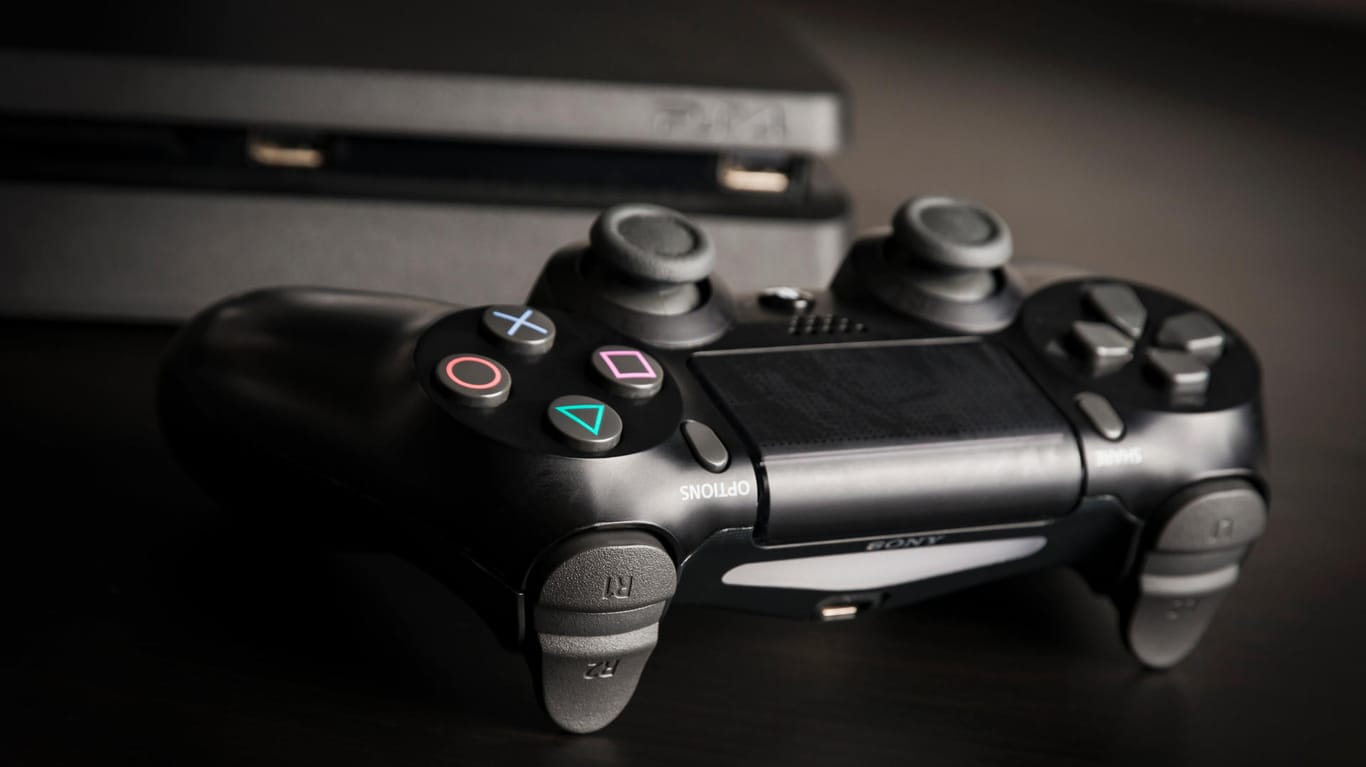 Eine Playstation 4 Slim mit Controller: Aldi bietet das Gerät für knapp 200 Euro an.