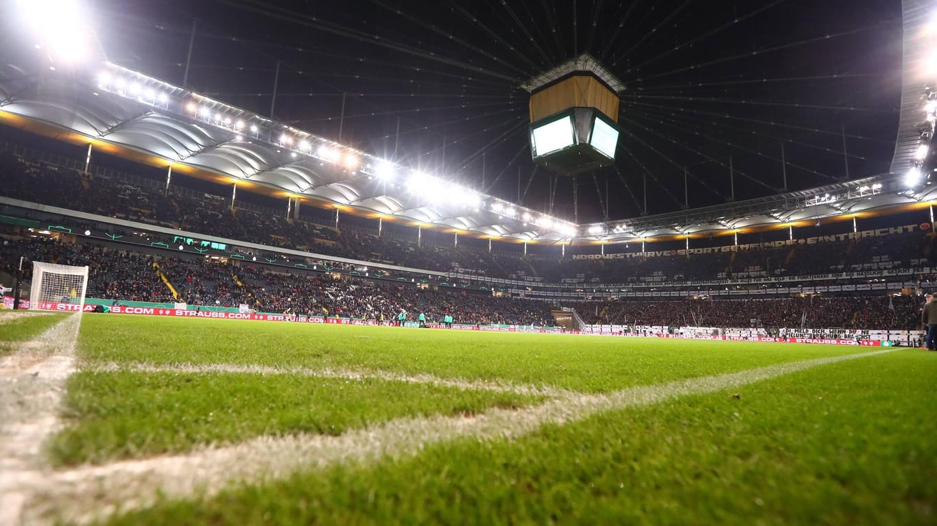 Blick in die Commerzbank-Arena in Frankfurt: Das Europa-League-Spiel am Donnerstag wird mit, das Bundesliga-Spiel am Sonntag wird ohne Zuschauer stattfinden.