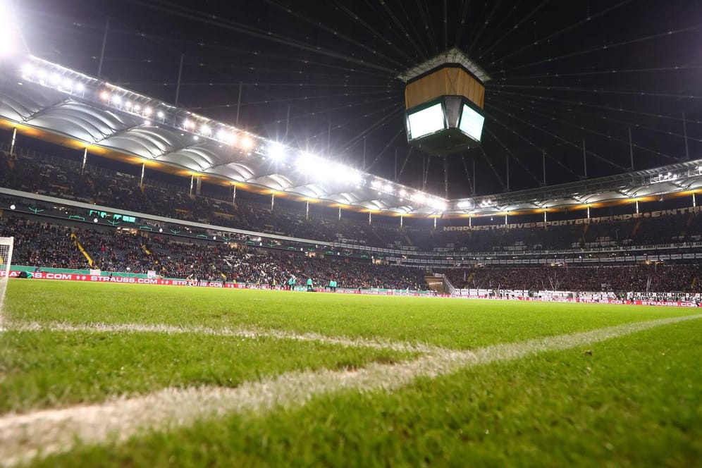 Blick in die Commerzbank-Arena in Frankfurt: Das Europa-League-Spiel am Donnerstag wird mit, das Bundesliga-Spiel am Sonntag wird ohne Zuschauer stattfinden.