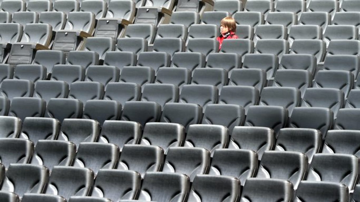 Eintracht Frankfurt muss sein Heimspiel gegen Borussia Mönchengladbach ohne Zuschauer austragen.