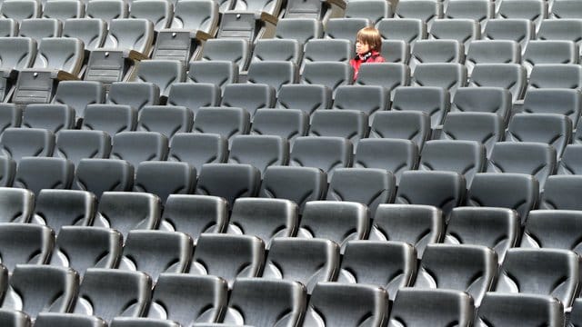 Eintracht Frankfurt muss sein Heimspiel gegen Borussia Mönchengladbach ohne Zuschauer austragen. Eintracht Frankfurt muss sein Heimspiel gegen Borussia Mönchengladbach ohne Zuschauer austragen.