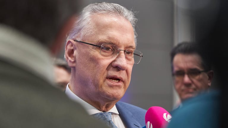 Der bayerische Innenminister Joachim Herrmann: Sicherheitsexperten konnten eine Videokonferenz des bayerischen Innenministeriums zur Coronavirus-Krise belauschen.