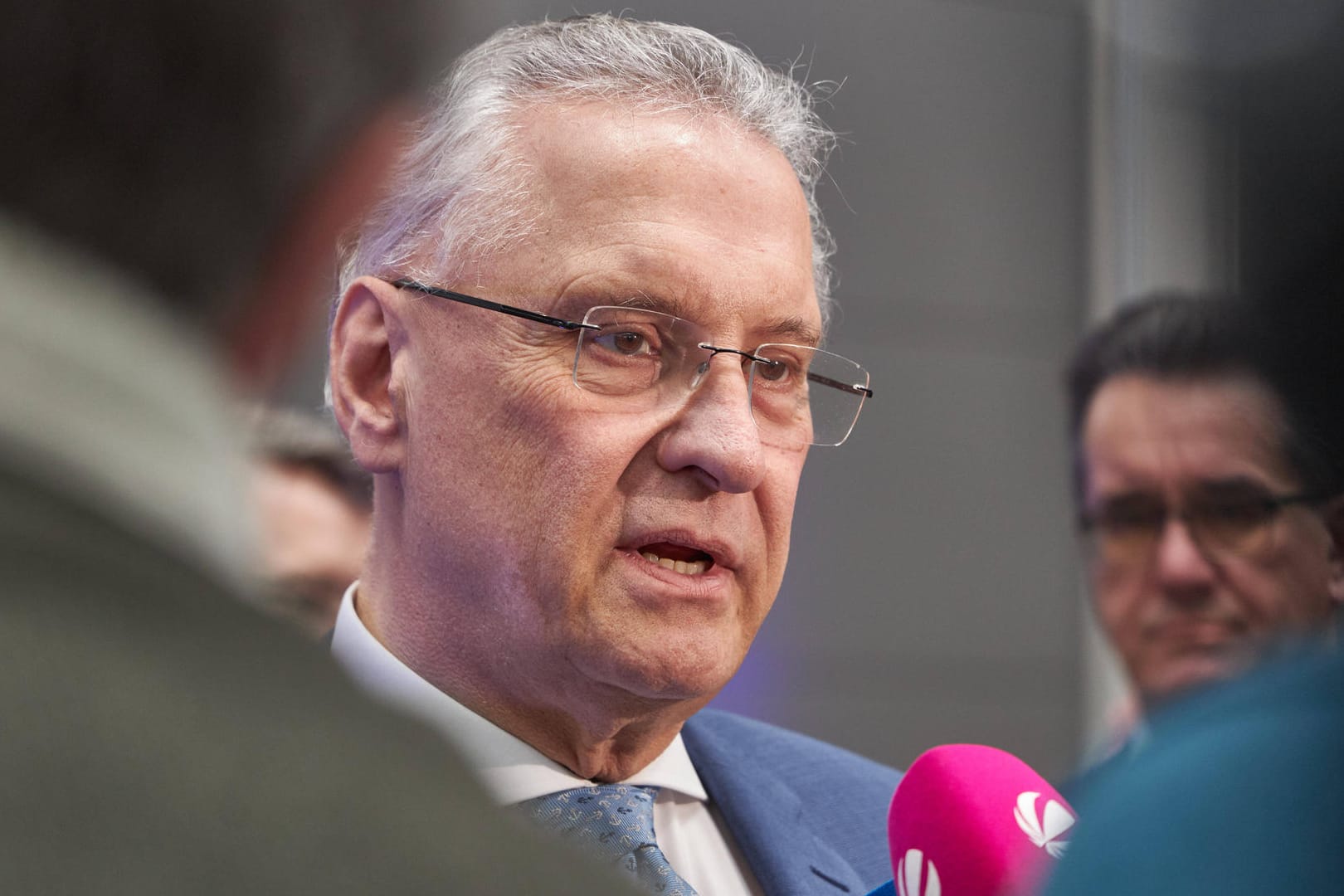 Der bayerische Innenminister Joachim Herrmann: Sicherheitsexperten konnten eine Videokonferenz des bayerischen Innenministeriums zur Coronavirus-Krise belauschen.