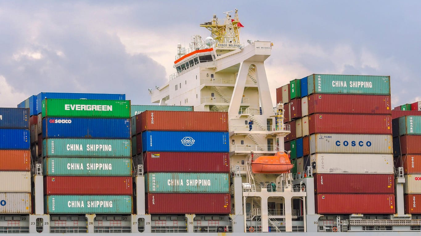 Ein Containerschiff im Hamburger Hafen: Auch die Logistikbranche leidet unter den Auswirkungen des Coronavirus.
