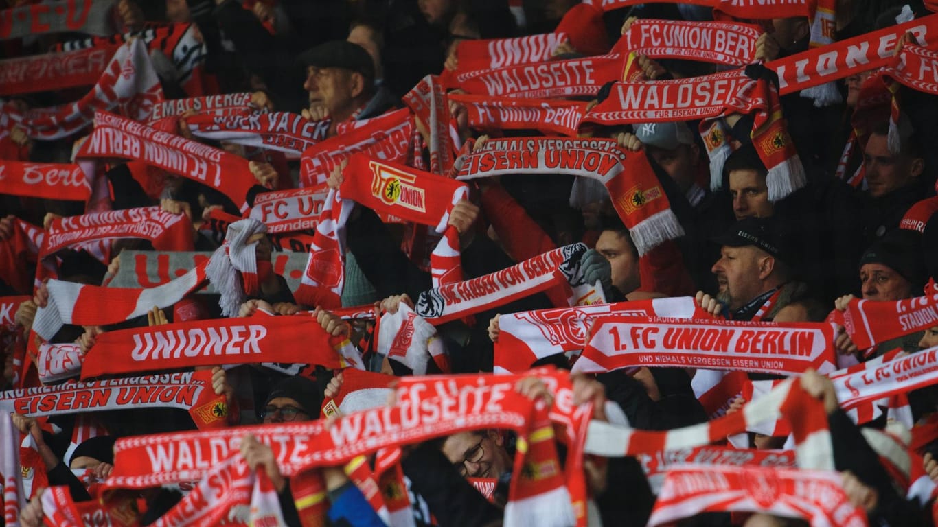Union-Fans halten ihre Schals hoch: Beim Heimspiel gegen Bayern München wird es solche Bilder nicht geben.