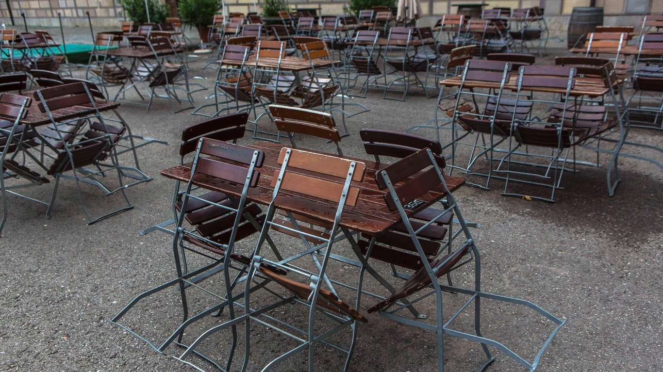 Leere Tische und Stühle in München: Die Gaststätten in Bayern befürchten Umsatzeinbußen.