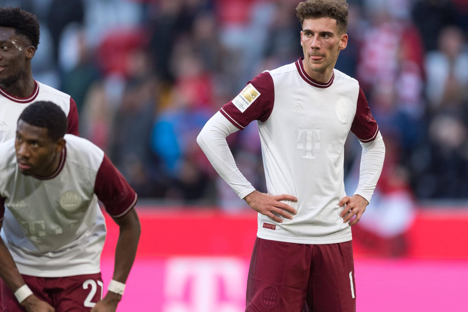 Leon Goretzka blickt ernst: Der FC Bayern München spielt in Berlin wohl doch ohne Zuschauer.