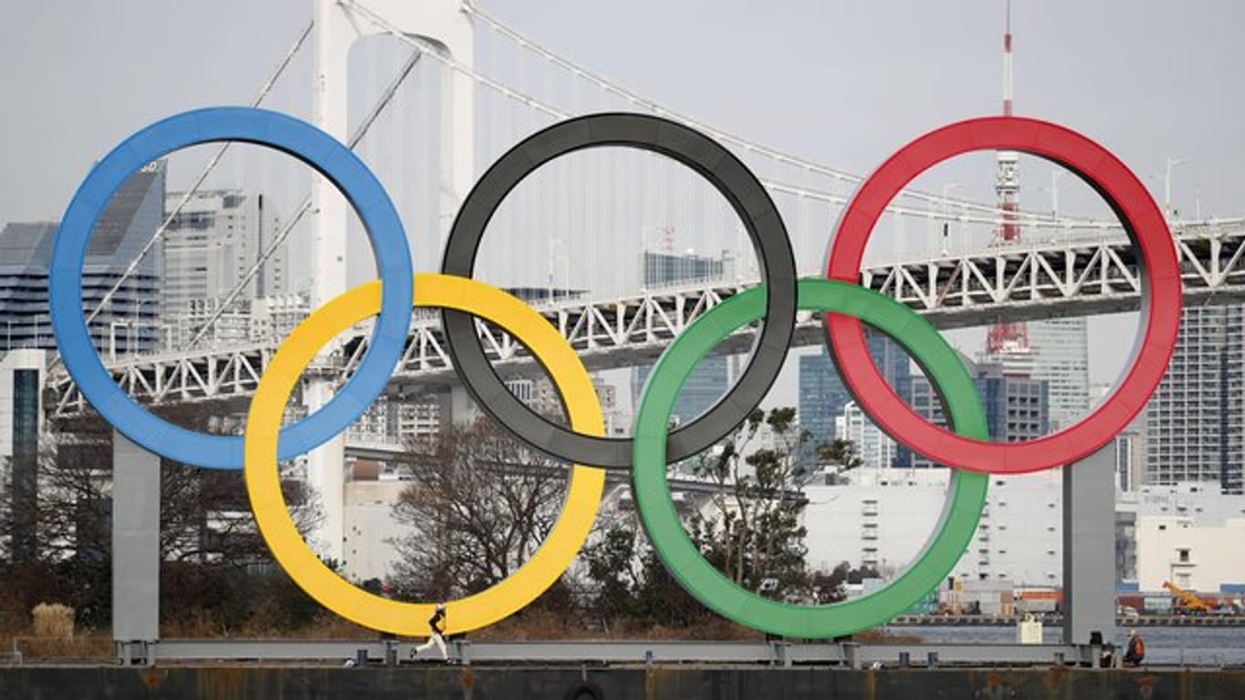 Die Olympischen Ringe sind am Odaiba Marine Park installiert.