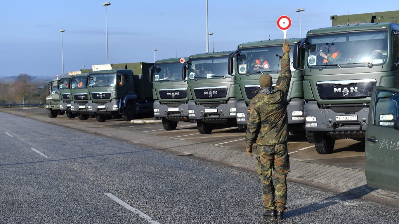 Ein Soldat aus Deutschland hält an einem deutsch-polnischen Grenzübergang eine Verkehrskelle hoch. Seit Ende Februar zogen rund 1.700 US-Soldaten von Bremerhaven aus quer durch den Nordosten Richtung Osteuropa.