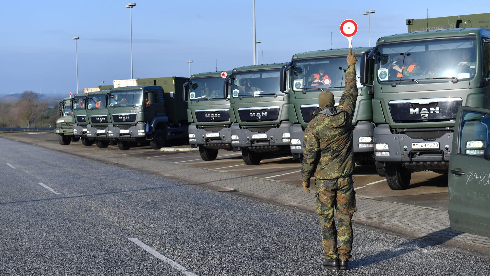 Ein Soldat aus Deutschland hält an einem deutsch-polnischen Grenzübergang eine Verkehrskelle hoch. Seit Ende Februar zogen rund 1.700 US-Soldaten von Bremerhaven aus quer durch den Nordosten Richtung Osteuropa.