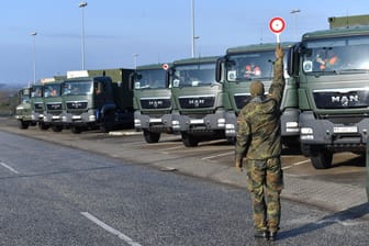 Ein Soldat aus Deutschland hält an einem deutsch-polnischen Grenzübergang eine Verkehrskelle hoch. Seit Ende Februar zogen rund 1.700 US-Soldaten von Bremerhaven aus quer durch den Nordosten Richtung Osteuropa.