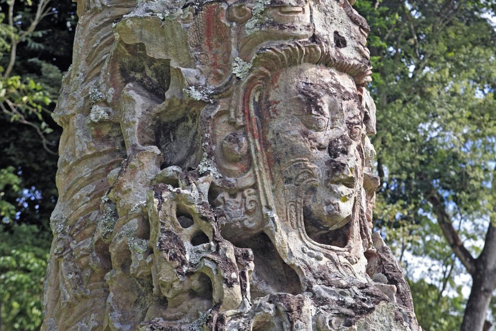 Eine Maya-Stele in Guatemala aus dem 8. Jahrhundert (Symbolbild): Eine weit ältere haben Archäologen nun der Öffentlichkeit vorgestellt.