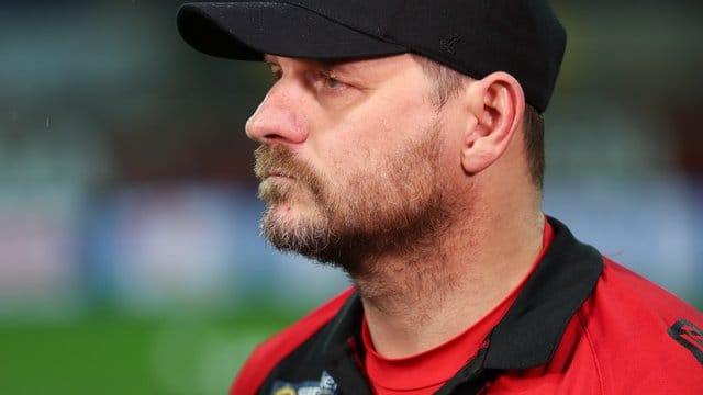 Paderborns Trainer Steffen Baumgart steht vor einem Spiel an der Seitenlinie.